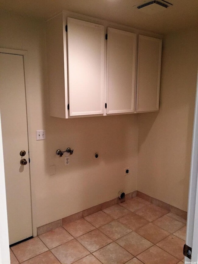 Building Photo - 3 bed 2 bath House