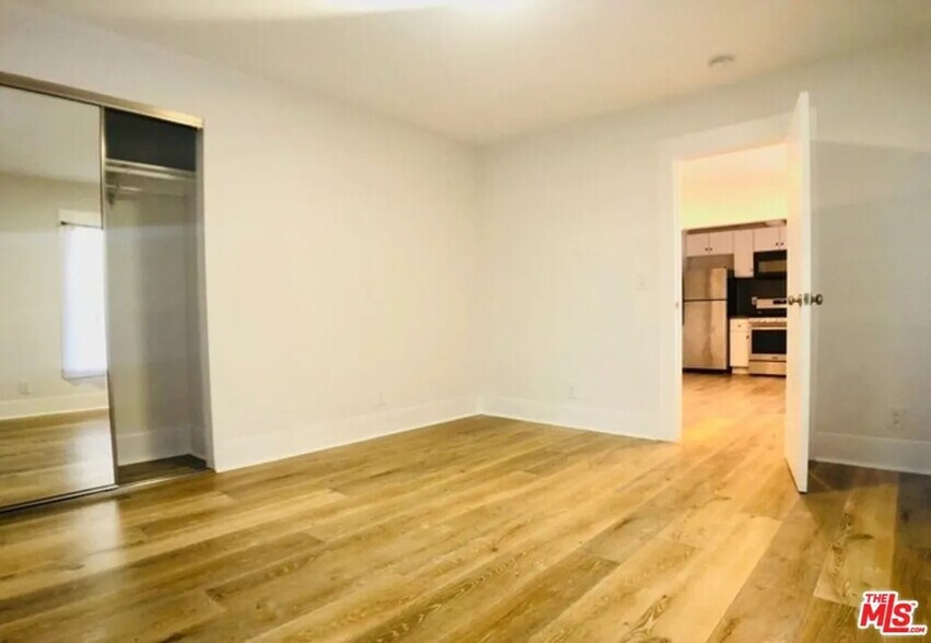 Building Photo - 651 Angelus Pl