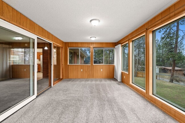 Building Photo - 5 Bed 2 Bath Spacious 3200 sq/ft Lower South Hill brick rancher property