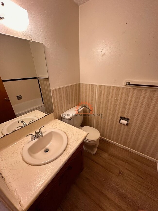 Building Photo - Cute 2 bedroom 2 bath home