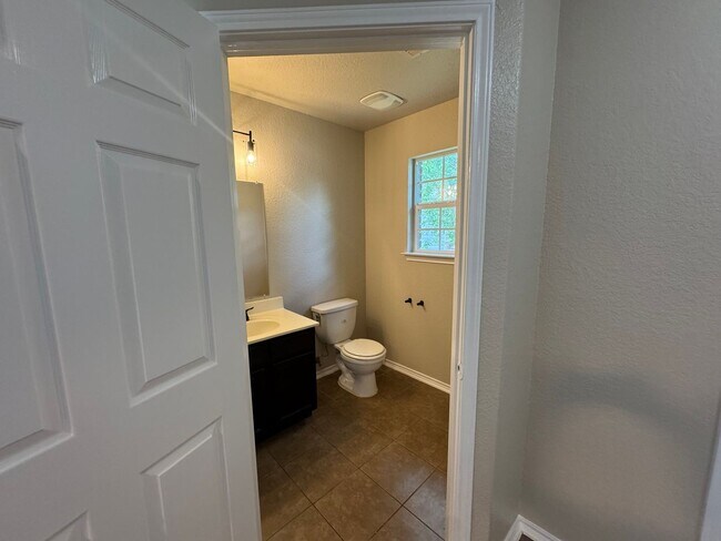 Building Photo - 4-Bedroom Home in Mission Del Lago – Historic South San Antonio