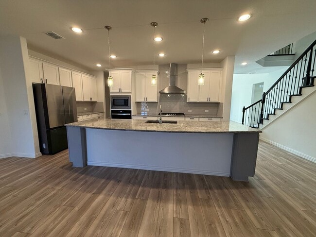 Building Photo - 5 Bedroom, Great Price!