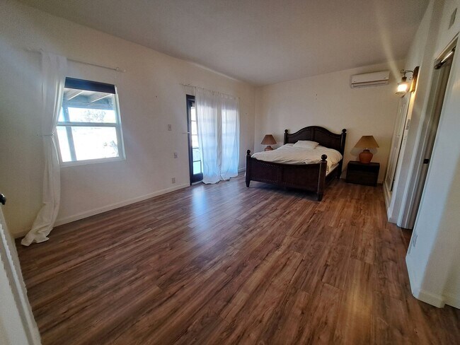 Building Photo - Rural yet close to town with acreage