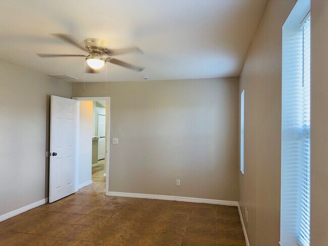 Building Photo - Experience this Cape Coral 3 bedroom 2 bath corner duplex with 1 car garage and screened in lanai.