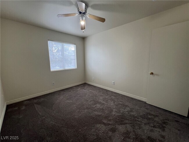 Building Photo - 5586 Lago Ct