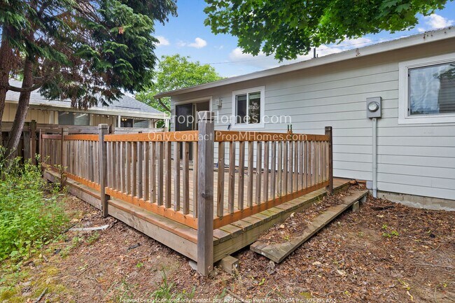 Building Photo - Updated Two Bedroom Duplex in SE!