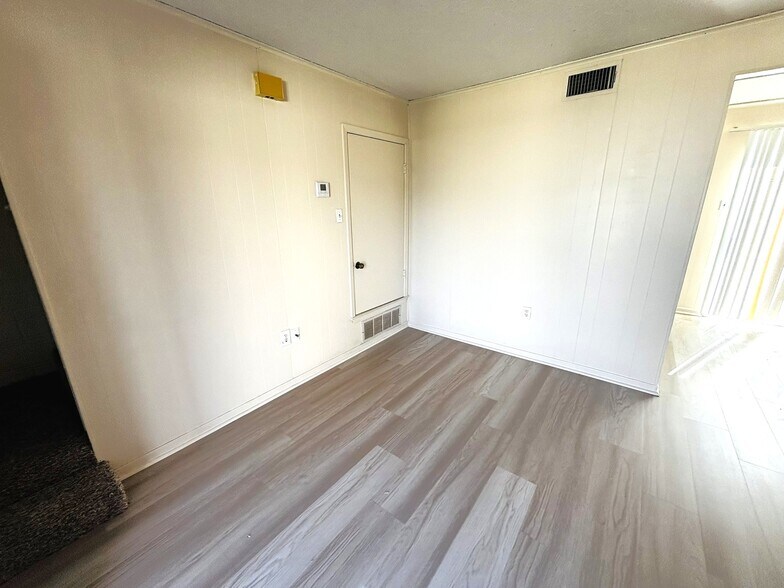 Building Photo - 402 S 2nd St