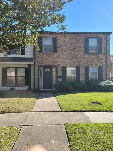 Building Photo - 6329 Ivanhoe Ln