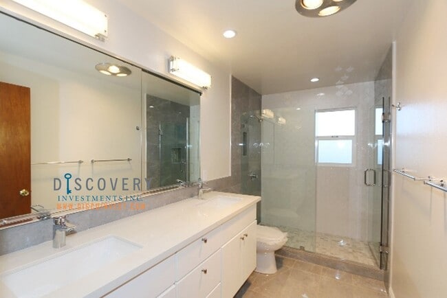 Building Photo - Mid-Century 3 Bedroom Home in Montclair