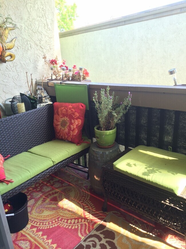 Building Photo - Charming 1-Bedroom Condo with Park-Like Views in Gated Community