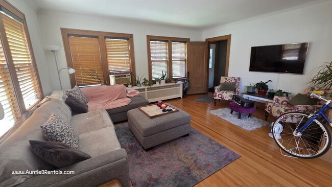 Building Photo - Spacious 3 Bed Duplex with Office + Bonus ...