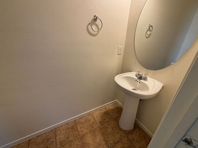 Building Photo - GUARD GATED 3 BED 2.5 BATH 2 CAR GARAGE TOWNHOUSE w/ 3 FLOORS