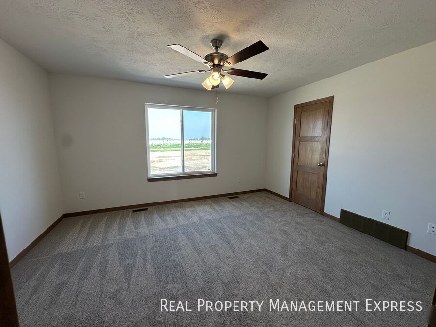 Building Photo - Beautiful 3 Bedroom 2.5 Bathroom Townhome