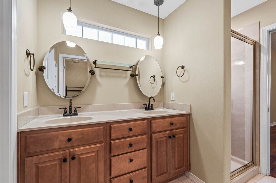 Building Photo - 1946 Kadima Cir