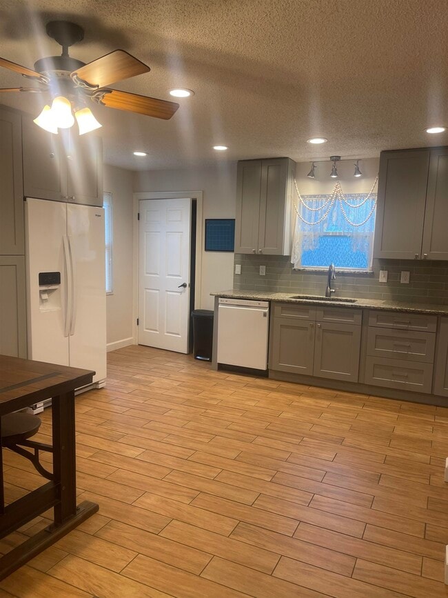 Building Photo - 2928 Del Rio Dr