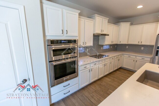 Building Photo - 661 E Julian Dr