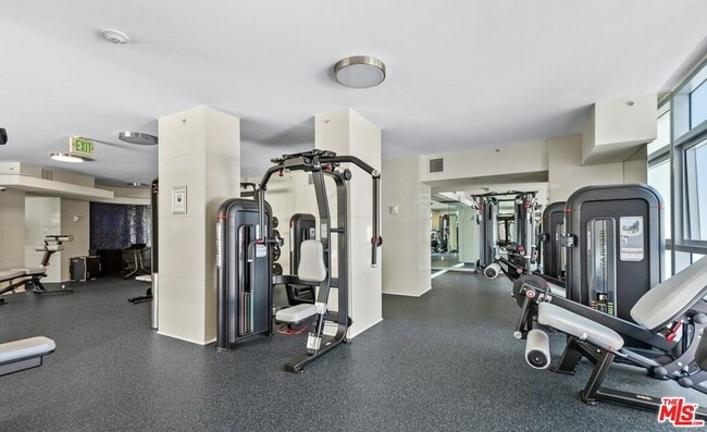Building Photo - 13700 Marina Pointe Dr
