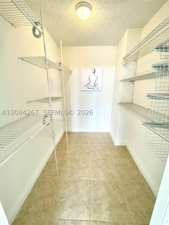 Building Photo - 1000 Parkview Dr