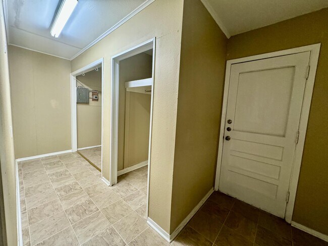Building Photo - 419 E Rogers Dr