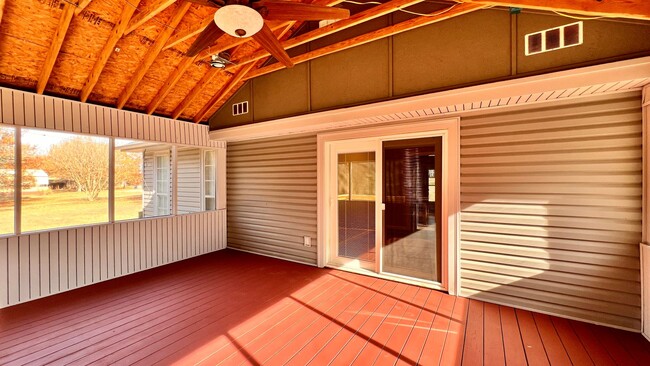 Building Photo - 490 Scott Ln