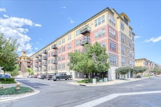 Building Photo - Gorgeous 2Bed/2Bath Condo in Vantage Point!
