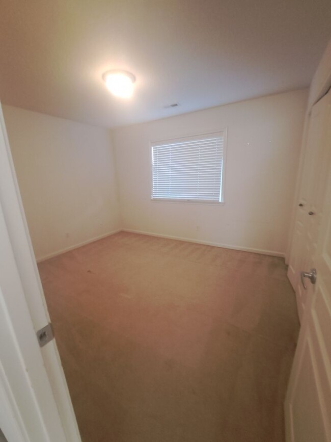 Building Photo - 5 / 6 Bedroom 3 full bath - 3 car garage -...