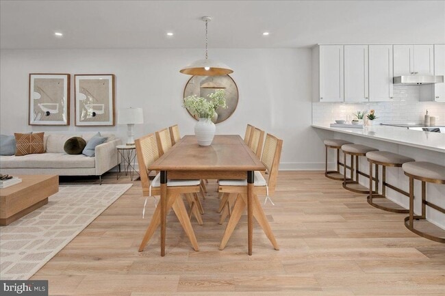 Building Photo - 909 N Irving St