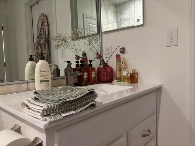 Building Photo - 955 Juniper St NE