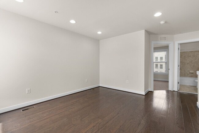 Building Photo - 3 Bed 4.5 Bath - Downtown Crown Townhouse ...