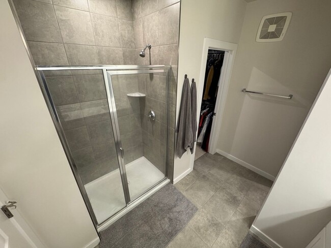 Building Photo - Stunning 2 Bed 2 Bath Interior Townhome In...