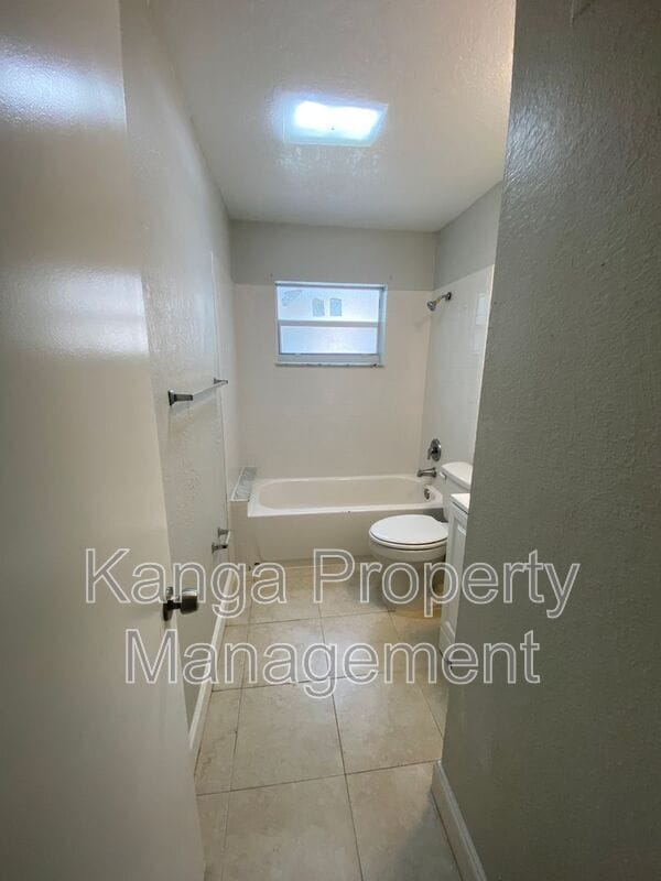 Building Photo - 4327 Cocoanut Rd