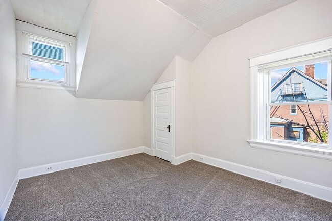Building Photo - Evanston- Charming 3 bedroom 1 Bath