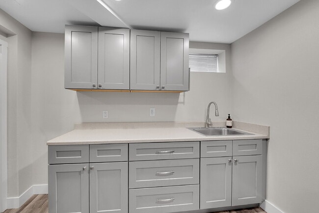 Building Photo - $3,045.00 5 bed, 2 bath located in Denver
