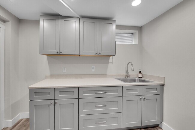 Building Photo - $3,195.00, 5 bed, 2 bath located in Denver