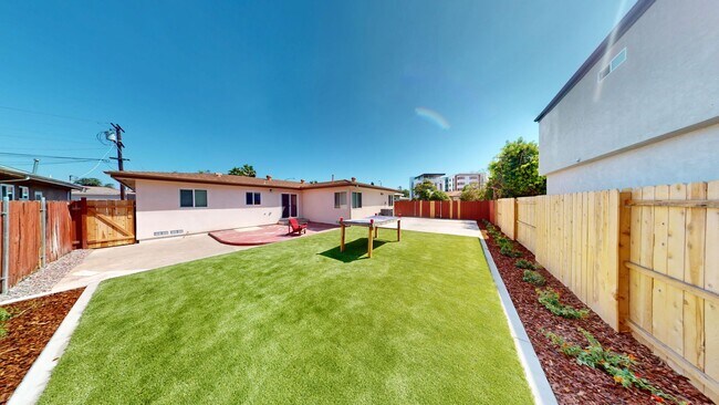 Primary Photo - Newly Renovated 6 bed house on 63rd! (Leas...