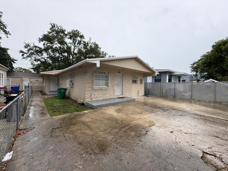 Building Photo - 1745 NW 47th Ter