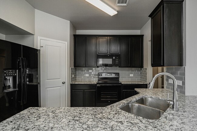 Building Photo - Bright & Cozy Home