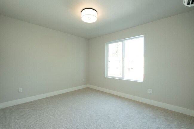 Building Photo - 2 Weeks Free W Approved Application by 08/...