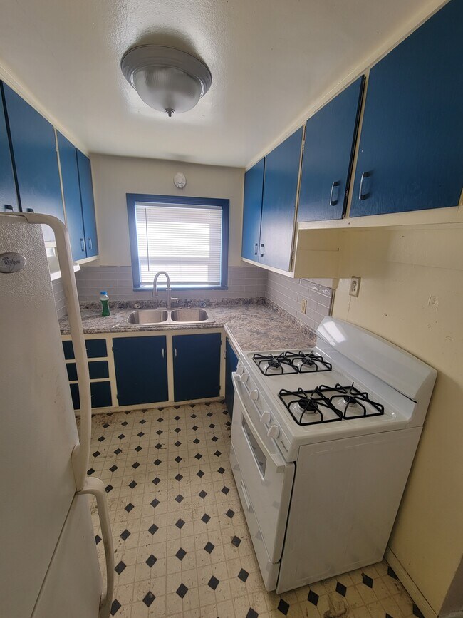 Building Photo - 2406 E 10th St