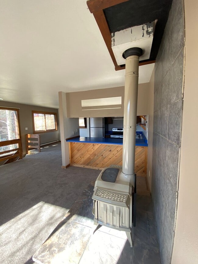 Building Photo - Private end unit 2 bedroom/1.75 bathrooms, pet friendly