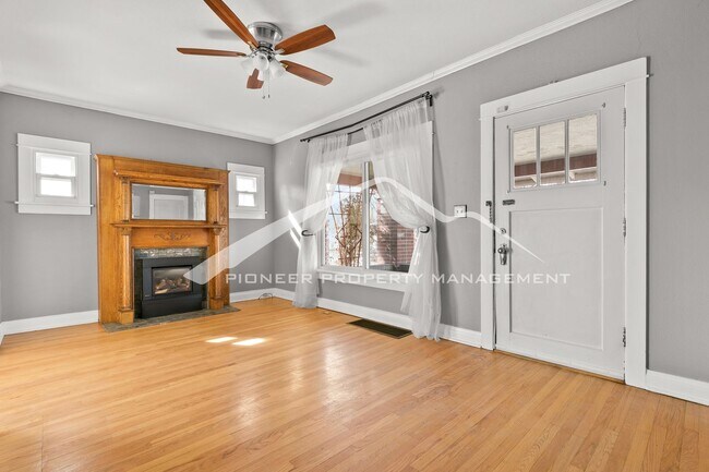 Building Photo - Beautiful Home with Washer/Dryer and Fenced Yard