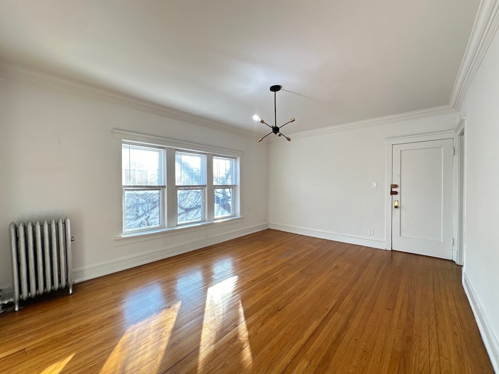 Building Photo - 2306 W Wilson Ave