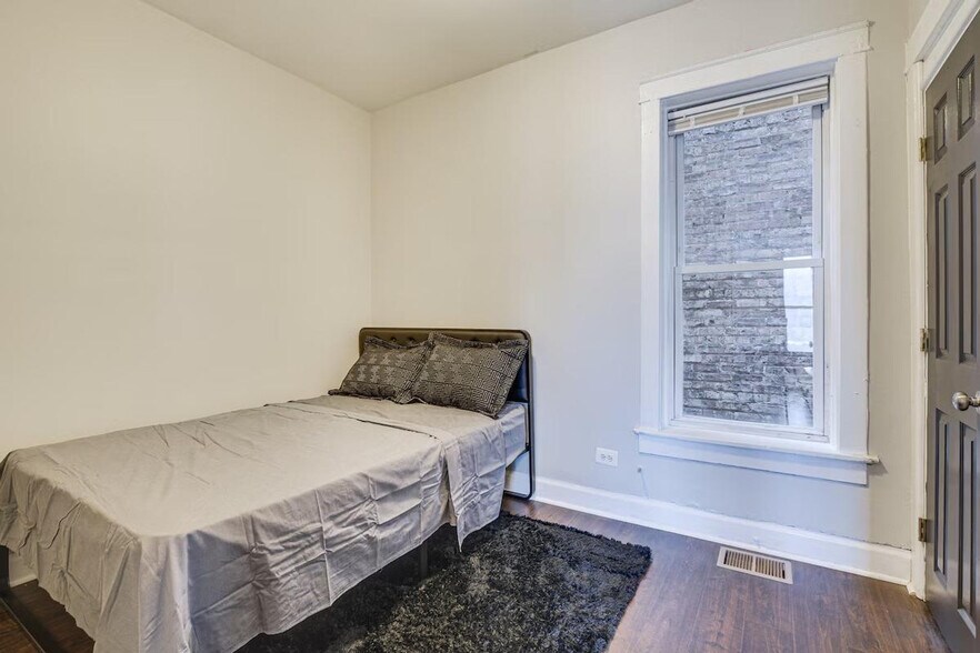 Building Photo - 7440 S Ingleside Ave