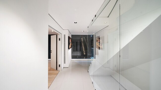 Building Photo - 1623 Viewmont Dr