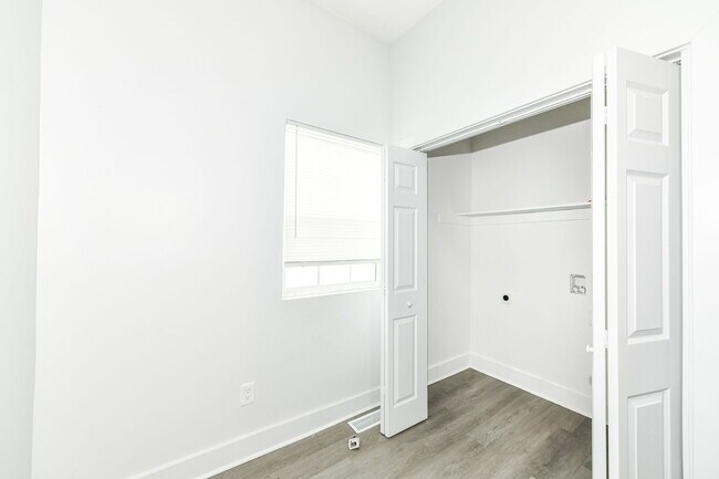 Building Photo - 942 W 27th St