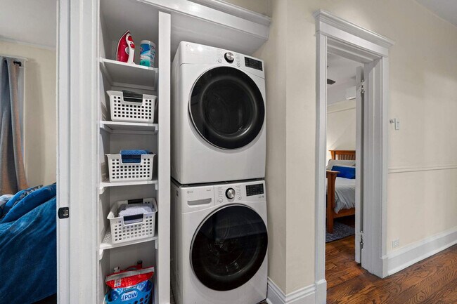 Building Photo - 6229 N Wayne Ave