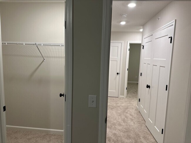 Building Photo - Rare Rogers 3 bed brand new town house for lease!!!