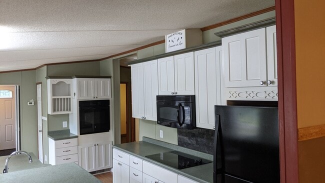Building Photo - Great 3 Bedroom 2 Bath Home in quiet resid...