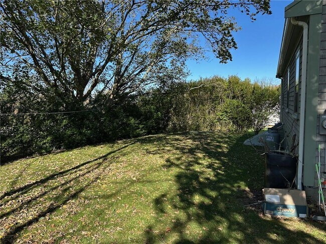 Building Photo - 749 W Main Rd