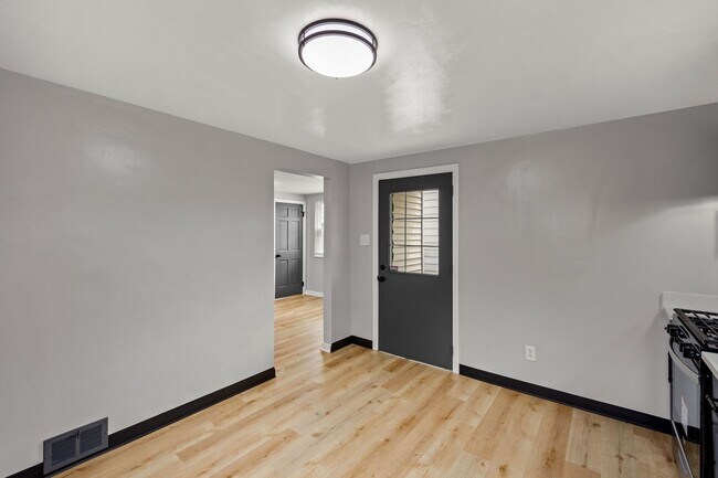 Building Photo - Stunning 2 bedroom home in Mckees Rocks av...